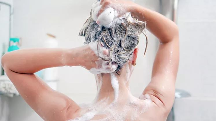 Saç ne zaman yıkanmalı, her gün yıkamak zarar verir mi, kıvırcık saçlar nasıl yıkanmalı?