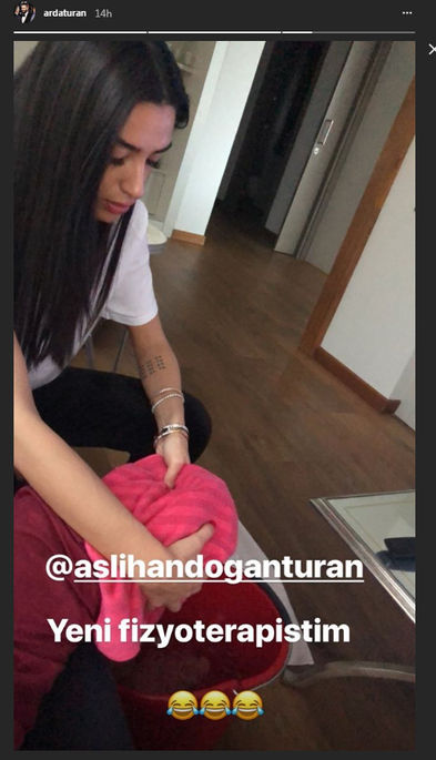 Arda Turan'dan, eşi Aslıhan Doğan'a ayaklarını yıkattığı fotoğrafla ilgili açıklama geldi