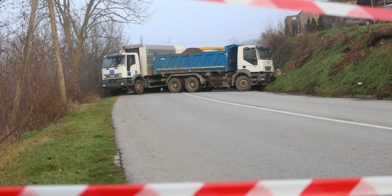 Balkanlarda ipler iyice gerildi: Kosova’nın kuzeyindeki barikatlardan biri kundaklandı