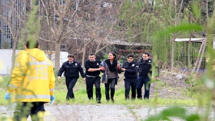 Sinir krizi geçiren kadın, polise zor anlar yaşattı