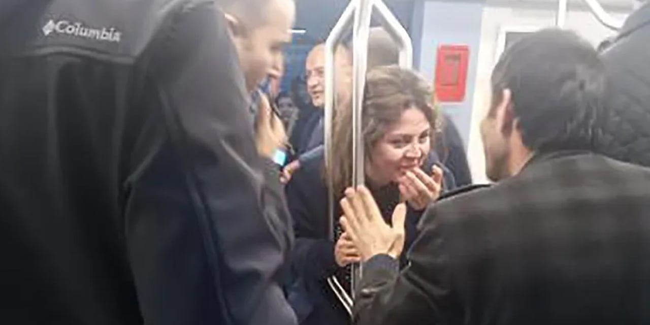 Metroda tutunma direğine kafası sıkıştı: İtfaiye kurtardı