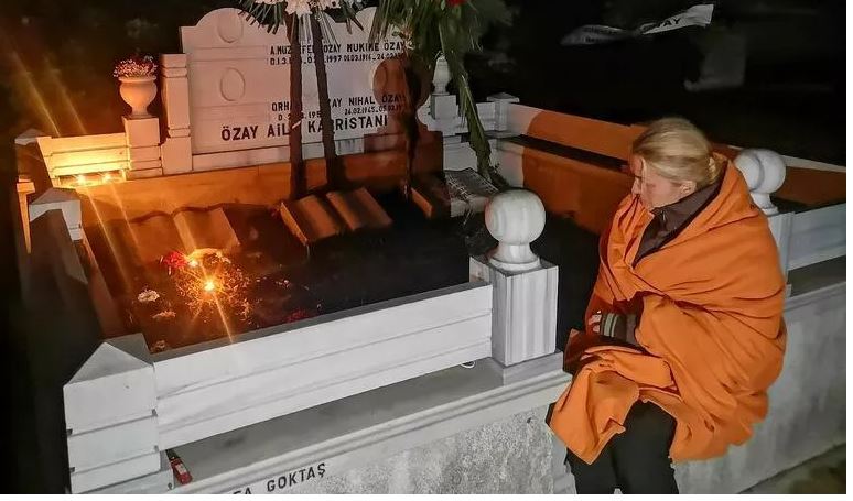 Babasını kaybeden Tuğba Özay sabaha kadar mezarlıkta bekledi