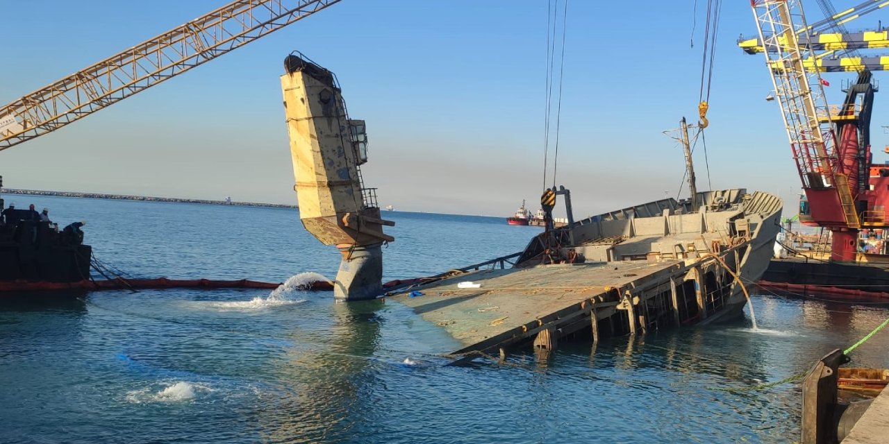 Hatay'da batan gemi su yüzeyine çıkartıldı