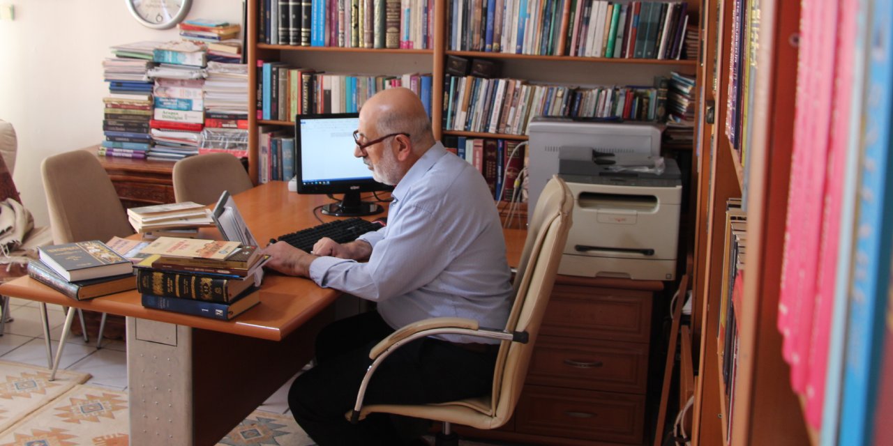 Sigara parasıyla kitap aldı: Evi kütüphaneye dönüştü