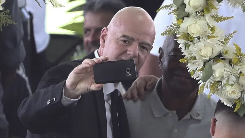 Pele'nin tabutunun başında selfie çekmişti: FIFA Başkanı'na tepki