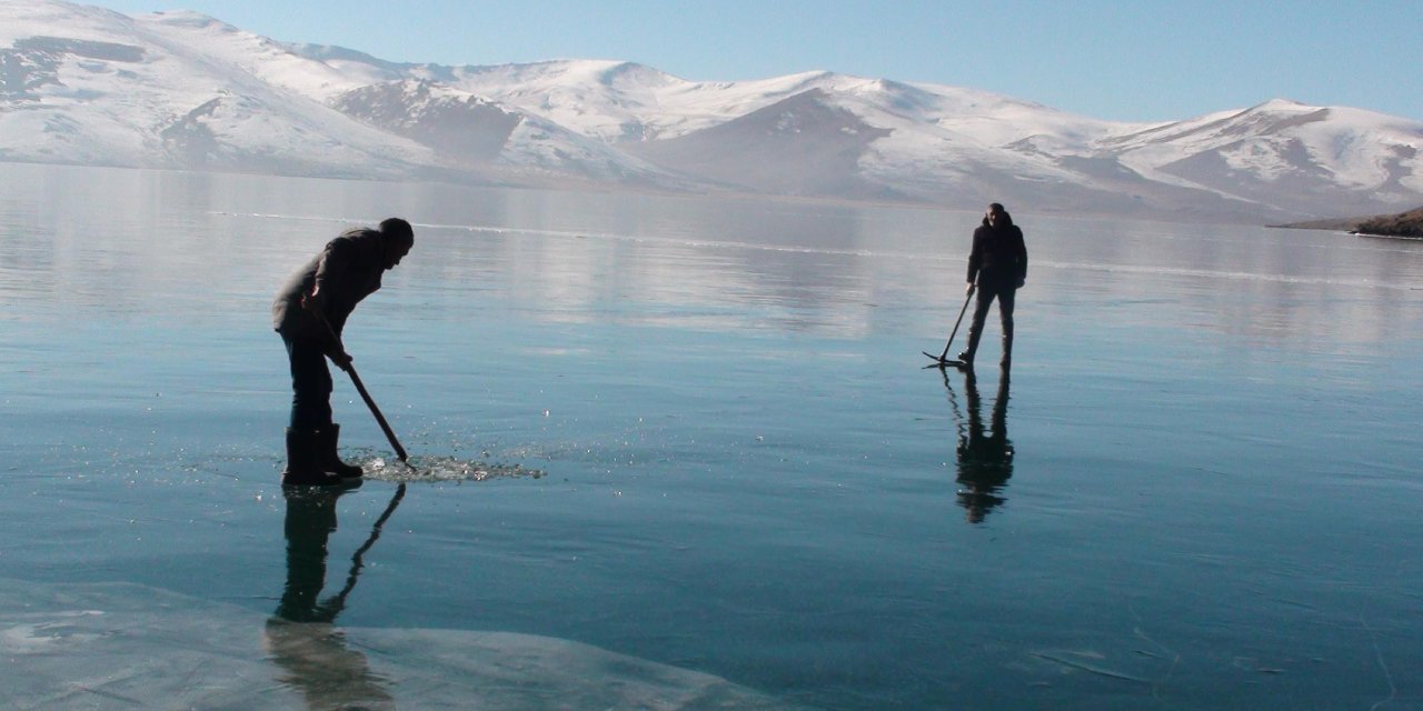 Buz tutan Çıldır Gölü'nde eskimo usulü balık avı