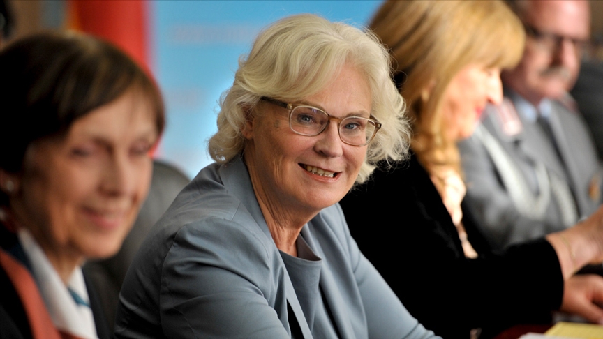 Almanya Savunma Bakanı istifa etti