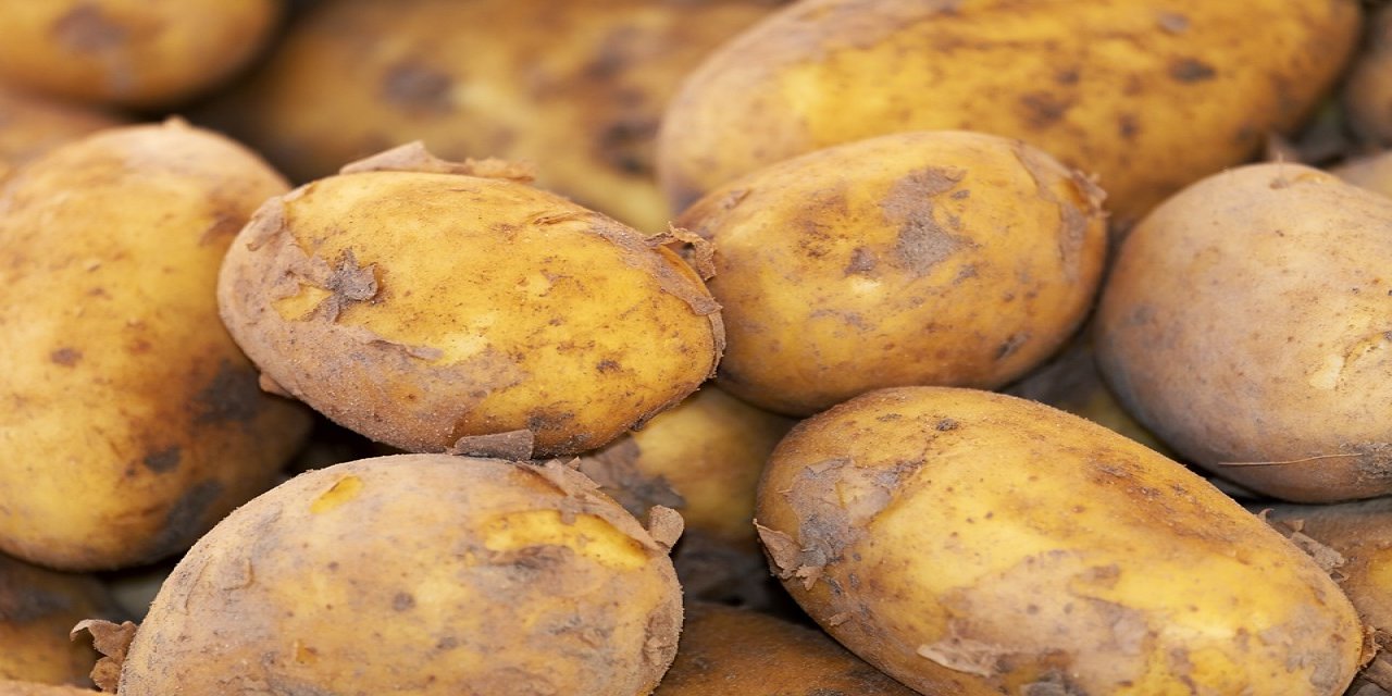 Patates haşlarken bilmeniz gereken tüyo - Daha iyi pişmesini sağlıyor ve çabuk soyuluyor