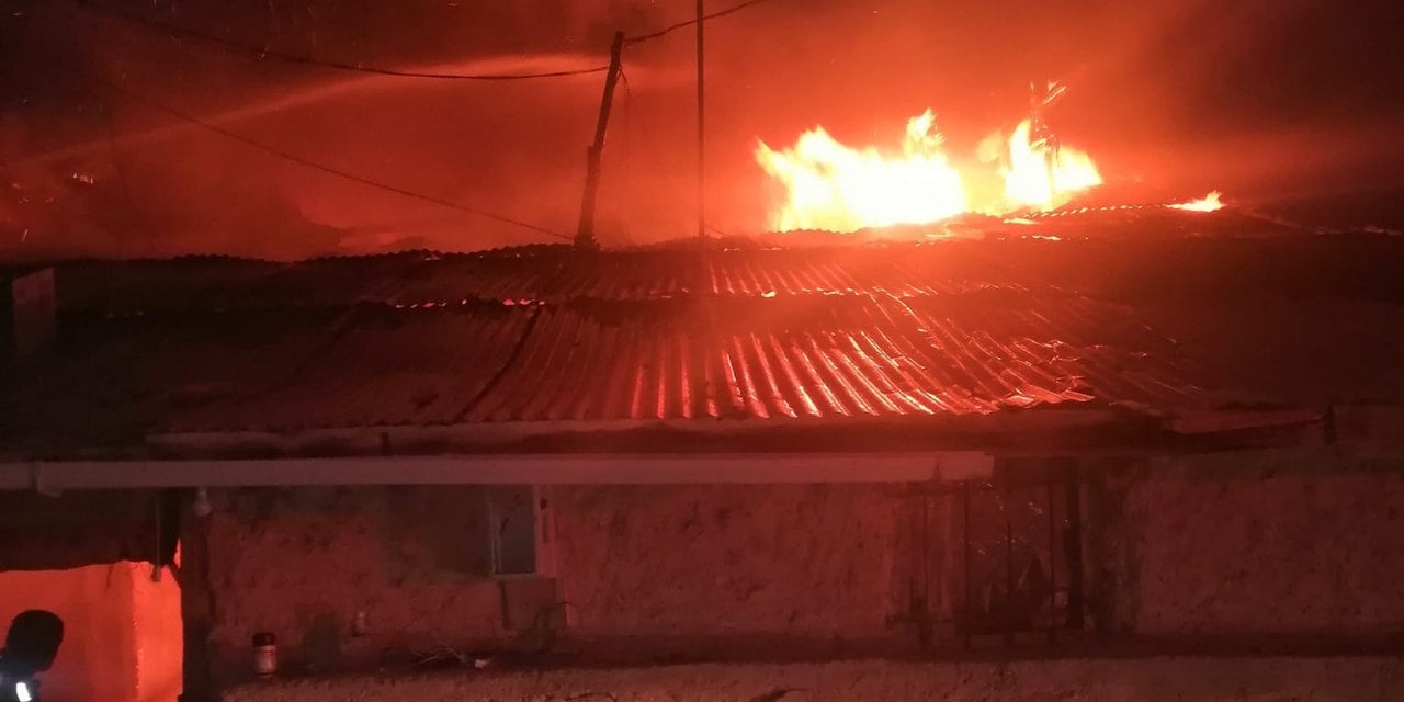 Ahırda yangın: 30 küçükbaş öldü