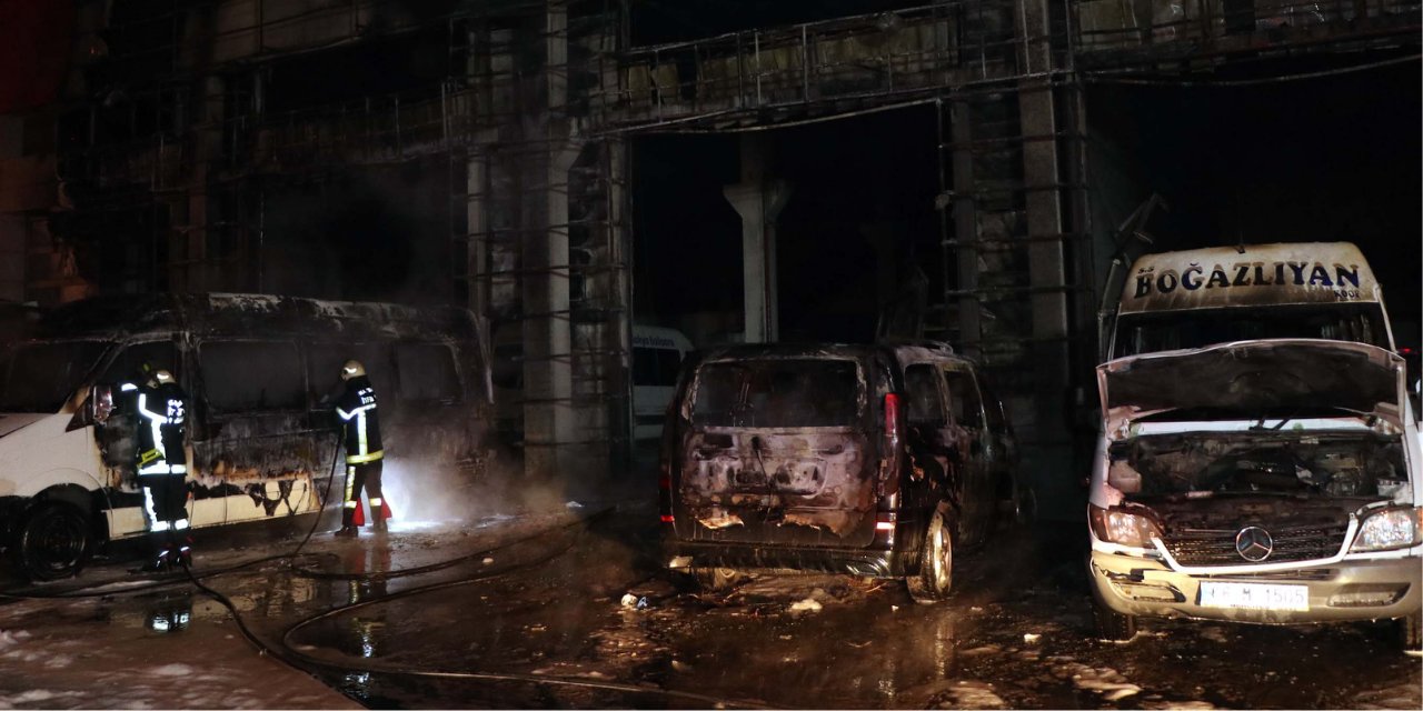 Oto tamirhanesinde yangın: 10 araç hasar gördü