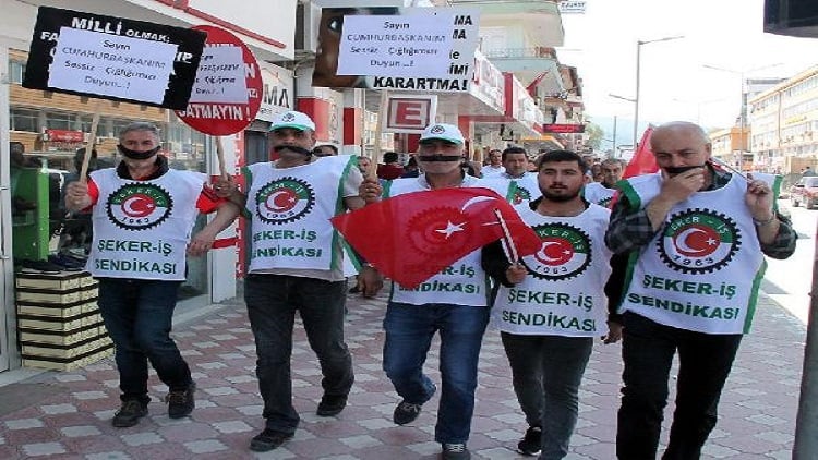 Turhal'da şeker fabrikası işçilerinden 'siyah bantlı' eylem