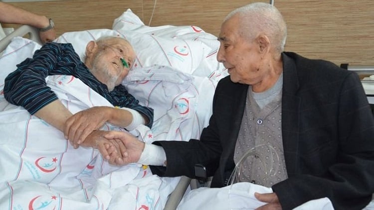 En güzel tesadüf! Asker arkadaşları 72 yıl sonra hastane odasında buluştu