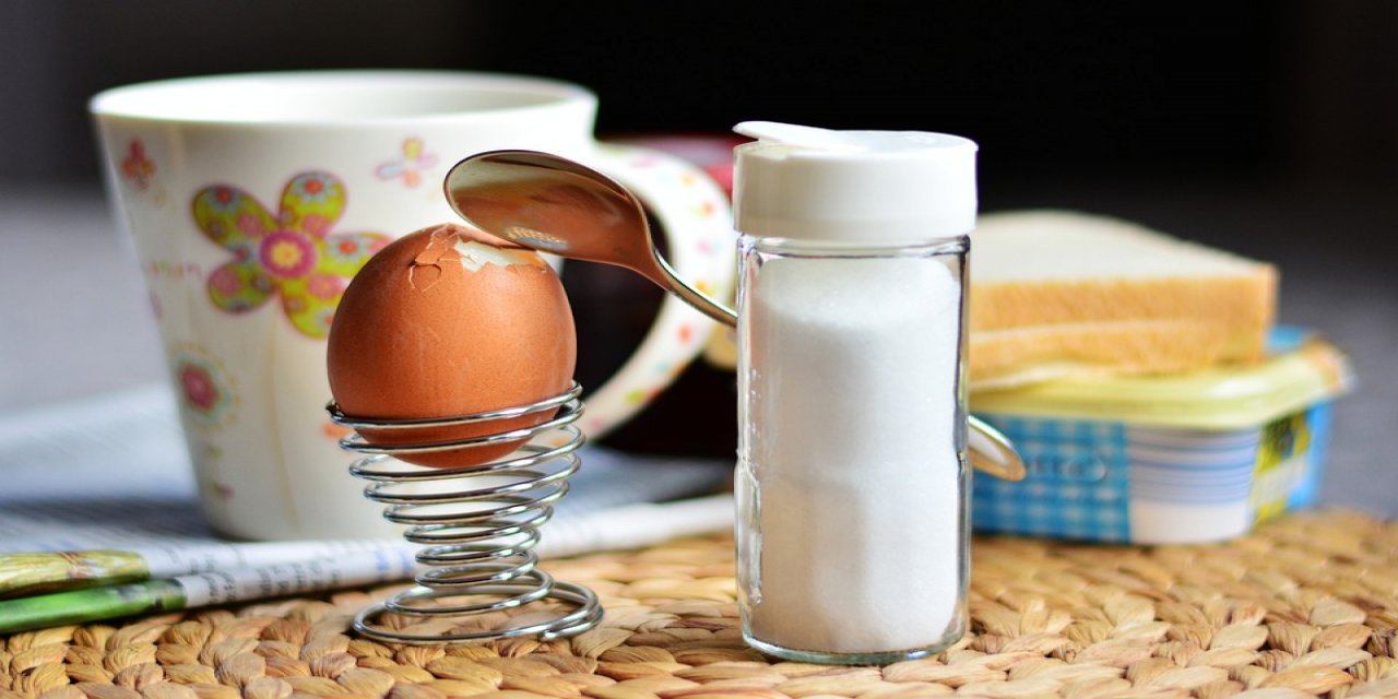 Haşlanmış yumurta bu yöntemle çok daha kolay soyuluyor - Fıstık soyar gibi anında soyacaksınız