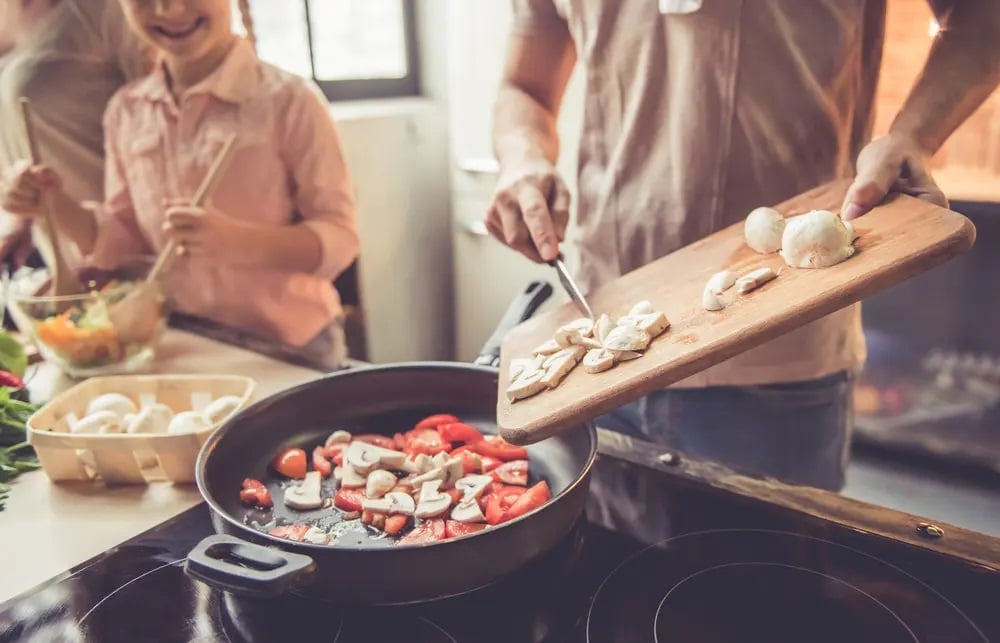 Evde kendi yemeğinizi yapmak her zaman sağlıklı beslenmek demek değildir. Daha sağlıklı pişirmenin yolları