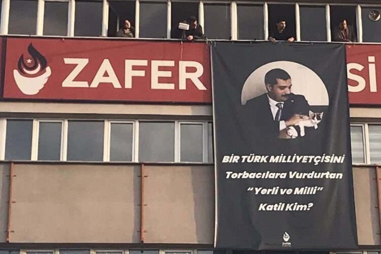 Zafer Partisi'nden 'Sinan Ateş' pankartı