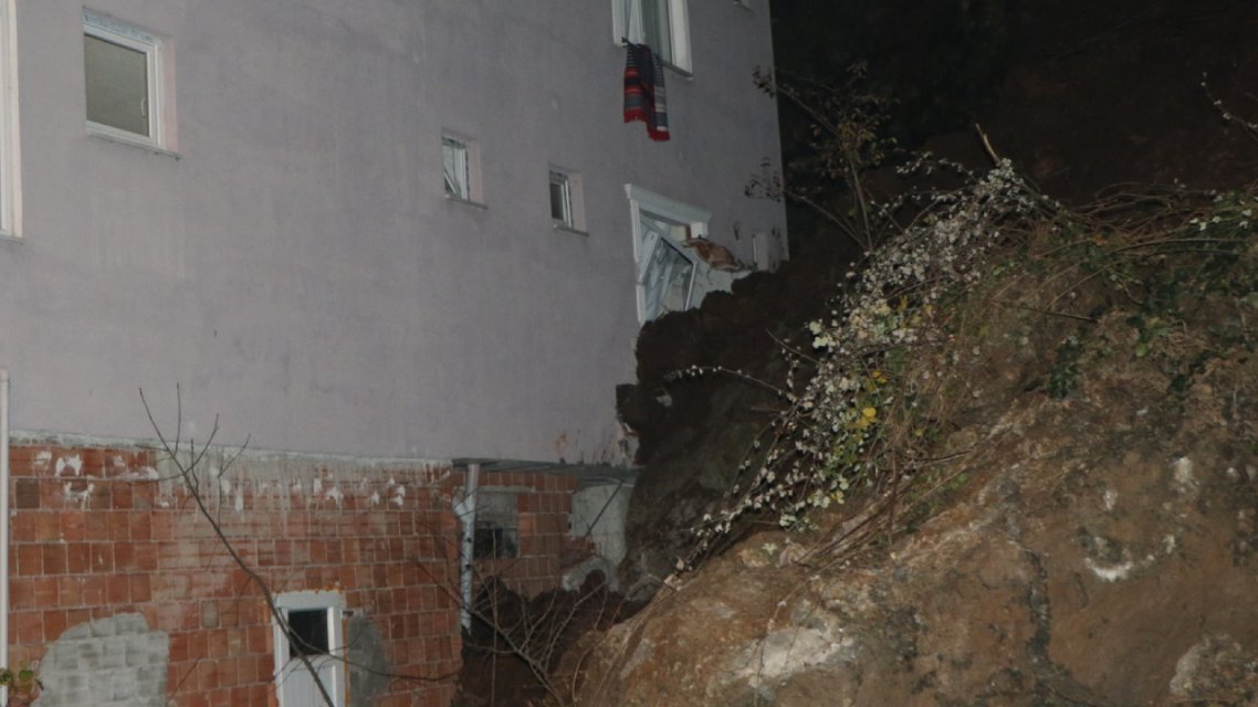 Samsun'da heyelan: Bina duvarı yıkıldı