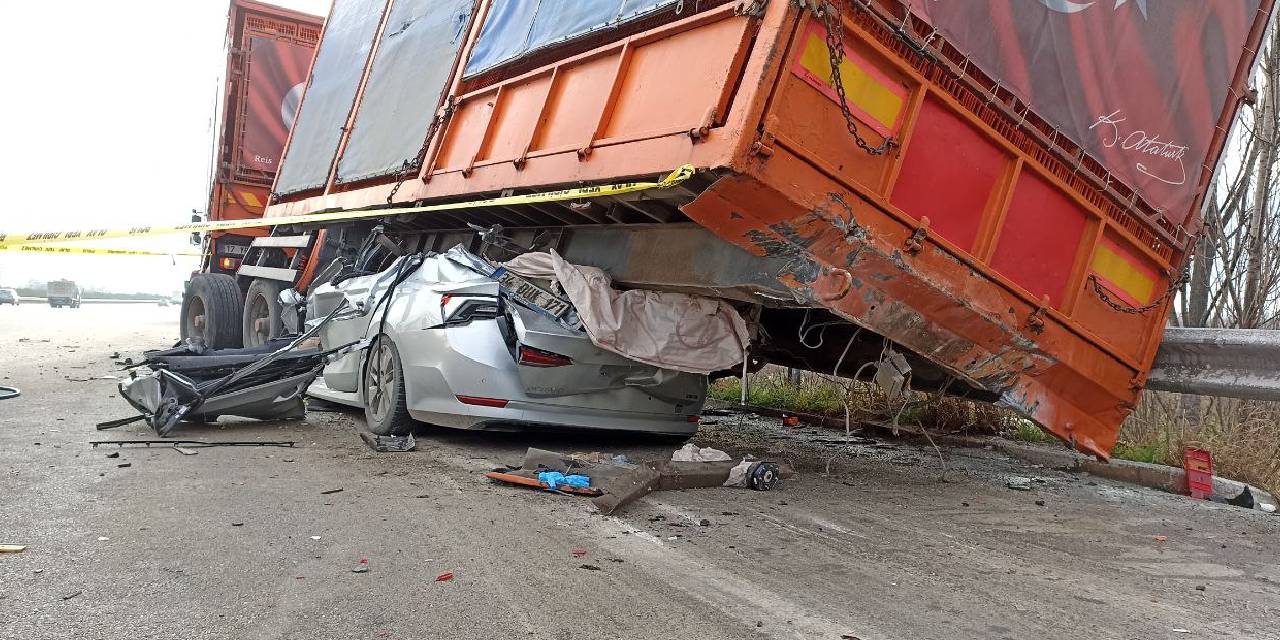 Bursa'da feci kaza: Otomobil TIR'ın altına girdi