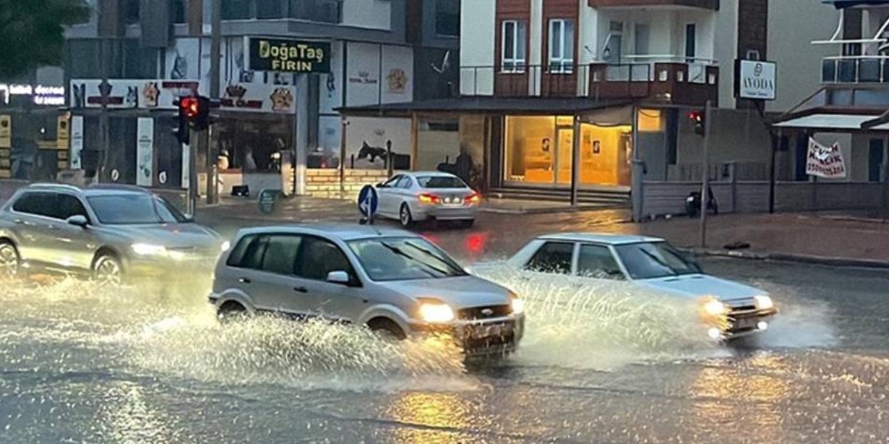 Antalya'da yağış eğitime ara verdirdi