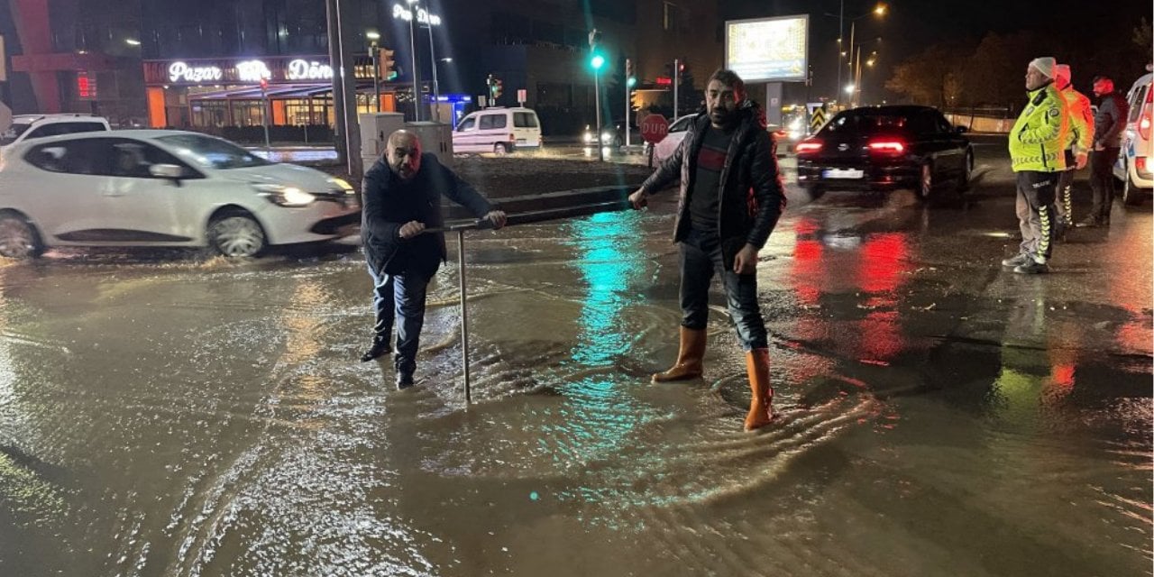 Şebeke borusu patladı, cadde göle döndü