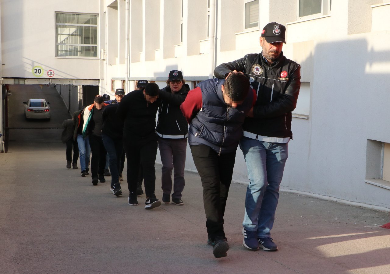 Serada Yetiştirdiler, Nakliye Firmasıyla Kargoladılar: Zehir Tacirlerine Operasyon!