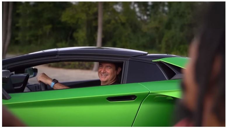 Acun'dan Survivor fragmanında yeşil Lamborghini'li şov