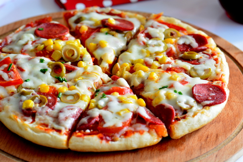 Zamanınız yok ve pratik pizza tarifi arıyorsanız bazlamadan pizza tarifi