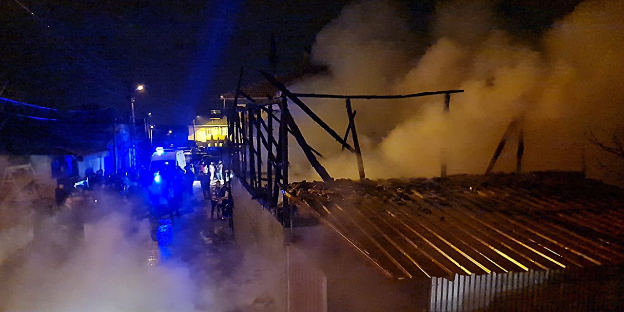 Düzce'de yangın: İtfaiye eri çatıdan düştü