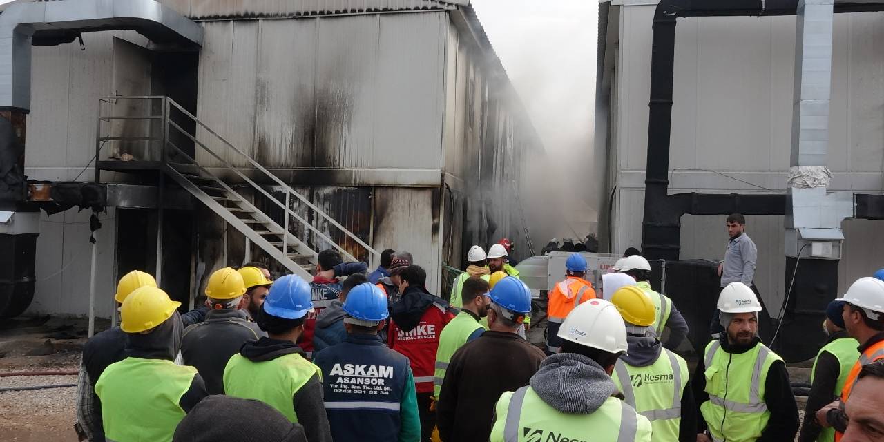 Yapımı devam eden şehir hastanesinde faciadan dönüldü: İşçilerin konteyneri yandı