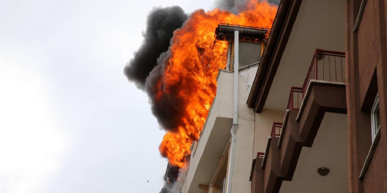 Sivas'ta apartmanda yangın