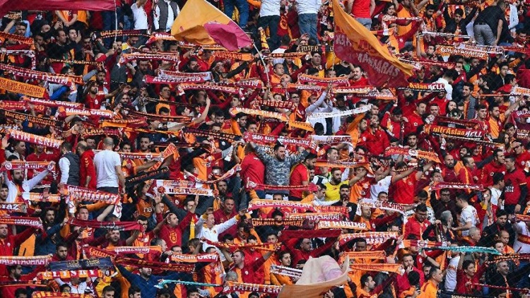 Galatasaray taraftarı stadı İzmir Marşı ile inletti