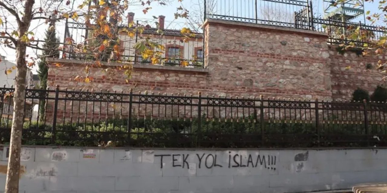 Kilise duvarına 'Tek yol İslam' yazdılar