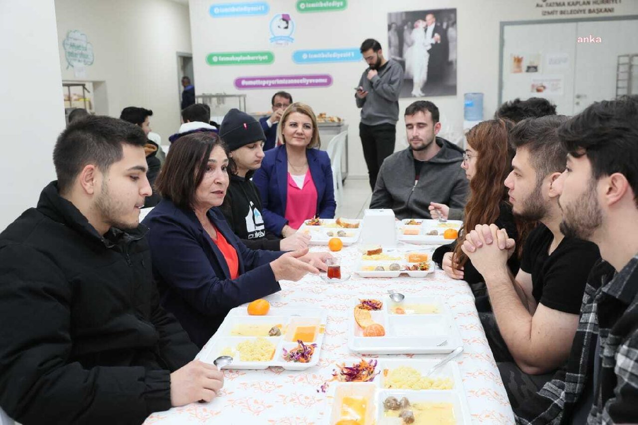 Selvi Kılıçdaroğlu, ‘Anne Eli’ projesinden yararlanan gençlerin sofrasına konuk oldu