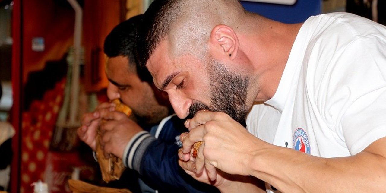 Acılı Adana tostu yeme yarışmasını Avustralyalı göğüsledi