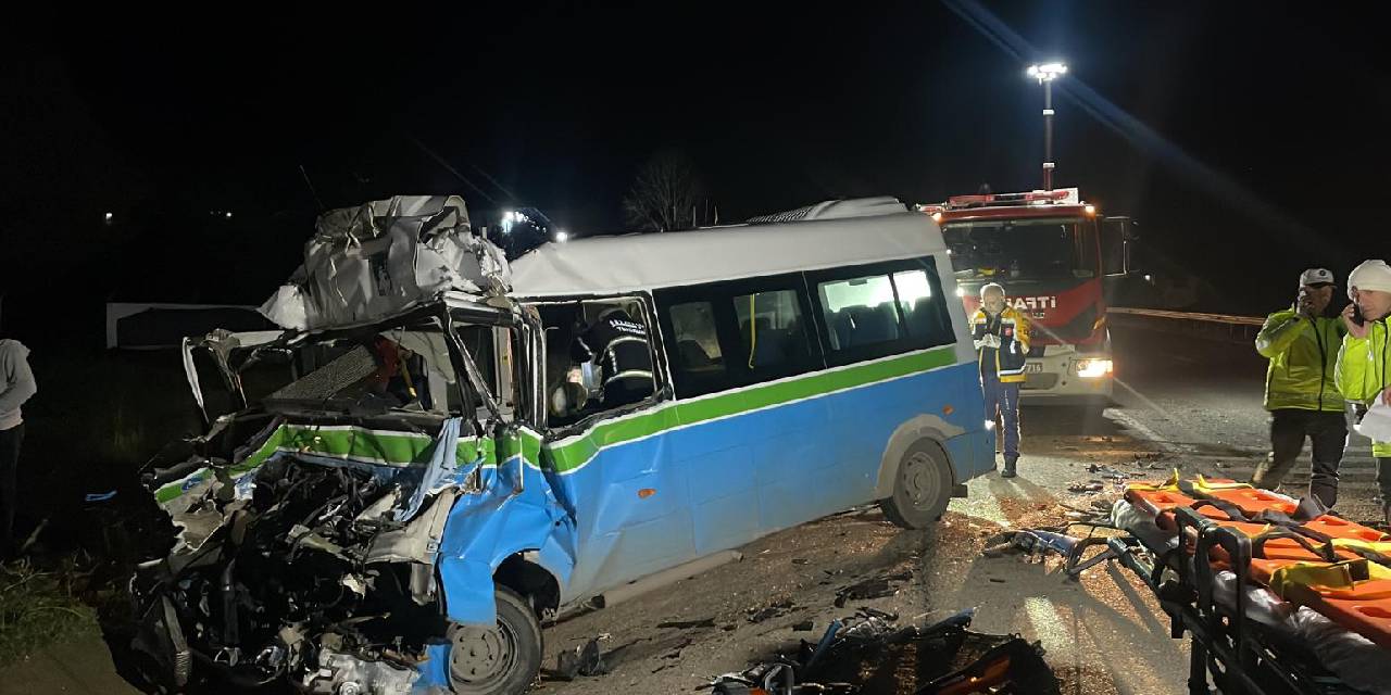 TIR'la minibüs çarpıştı: 1 ölü