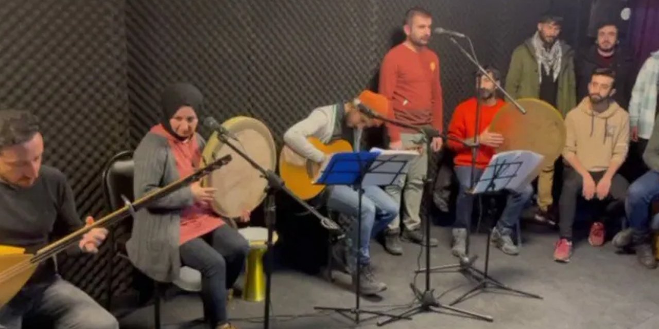Kürtçe şarkı söyledikleri için gözaltına alındılar