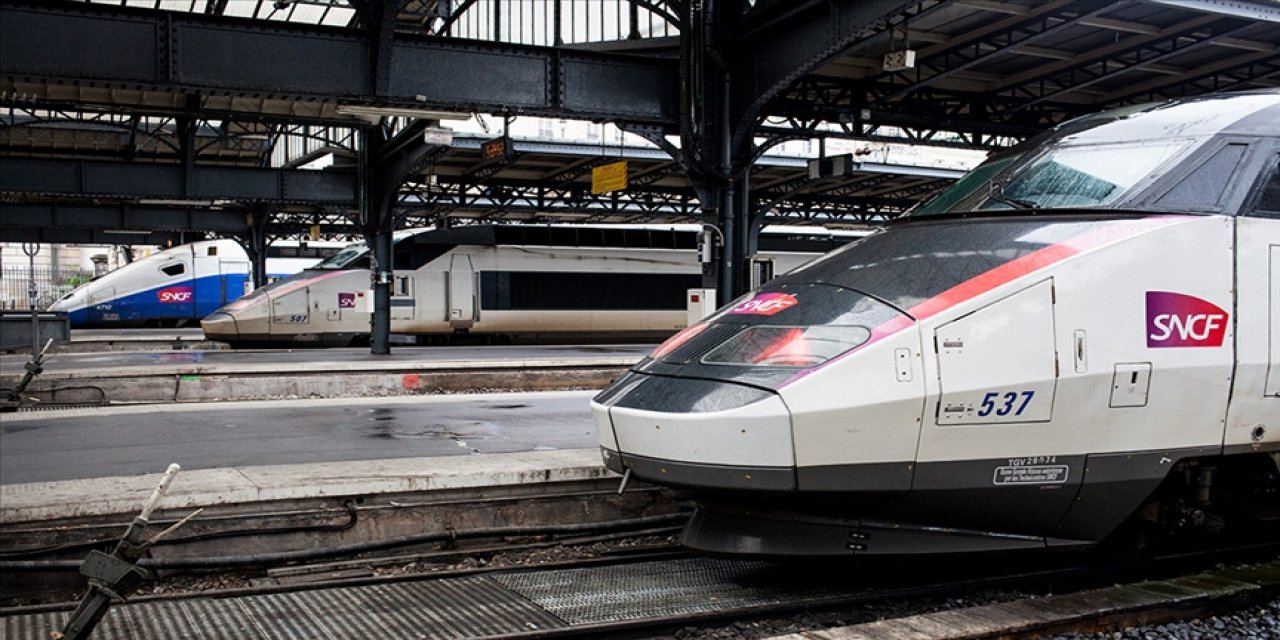 Kablolar kundaklandı: Paris'te tren seferleri iptal