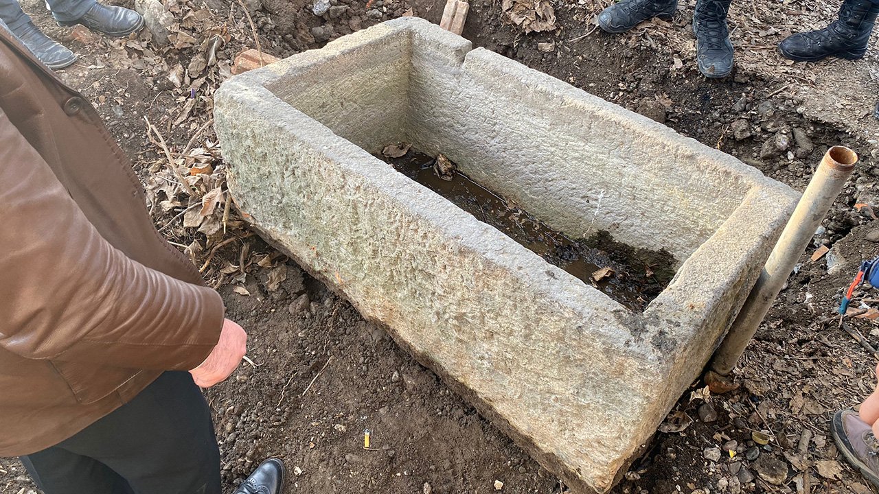 Bahçede tarihi mezar