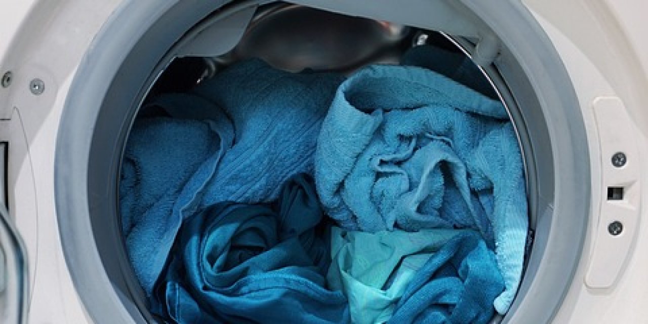 Çamaşır makinesinin yıkama bölümüne 1 kaşık koyun. Hem çamaşırlar güzel kokuyor hem fatura düşüyor