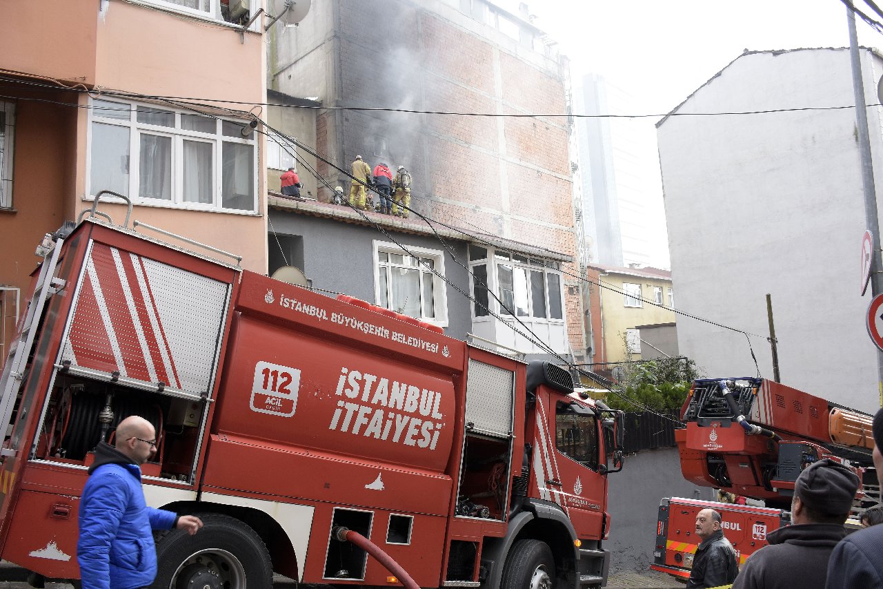 Kağıthane’de gecekonduda çıkan yangın yandaki binalara sıçradı