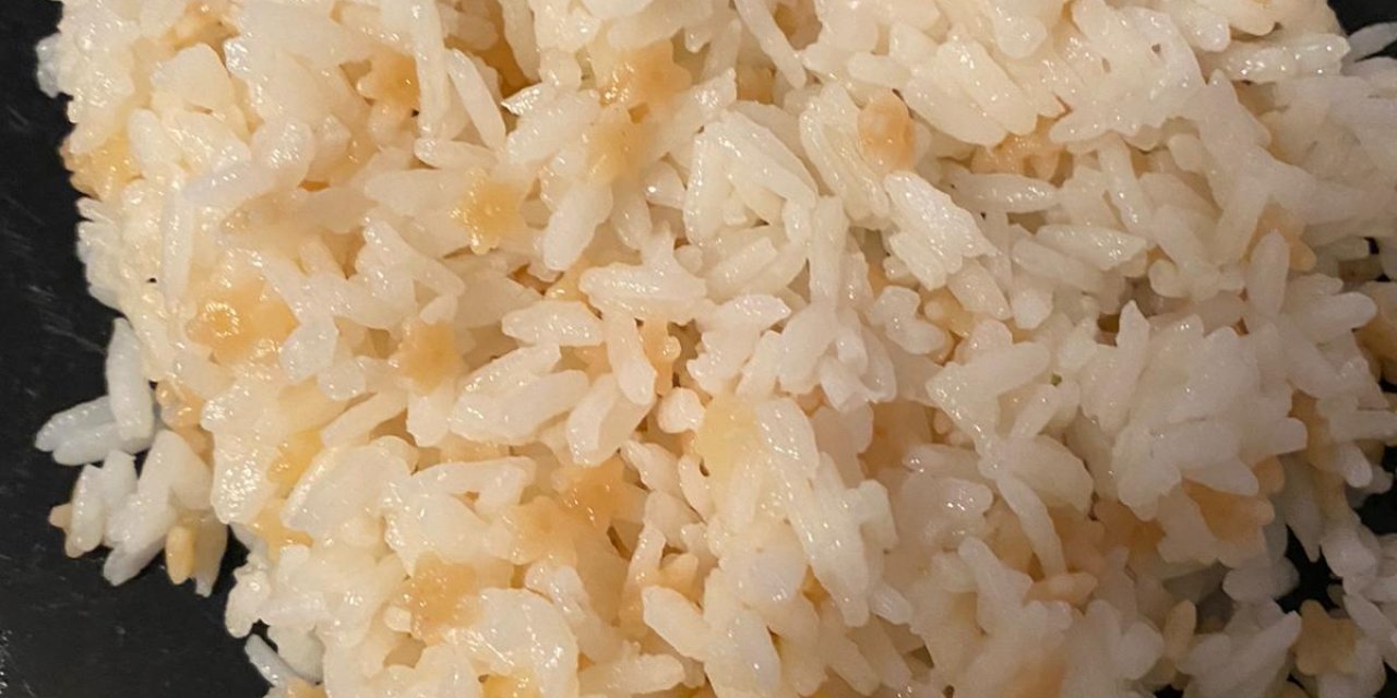 Pirinç pilavı yaparken sadece 1 kepçe ekleyin.. Pilav çok daha lezzetli ve tane tane oluyor