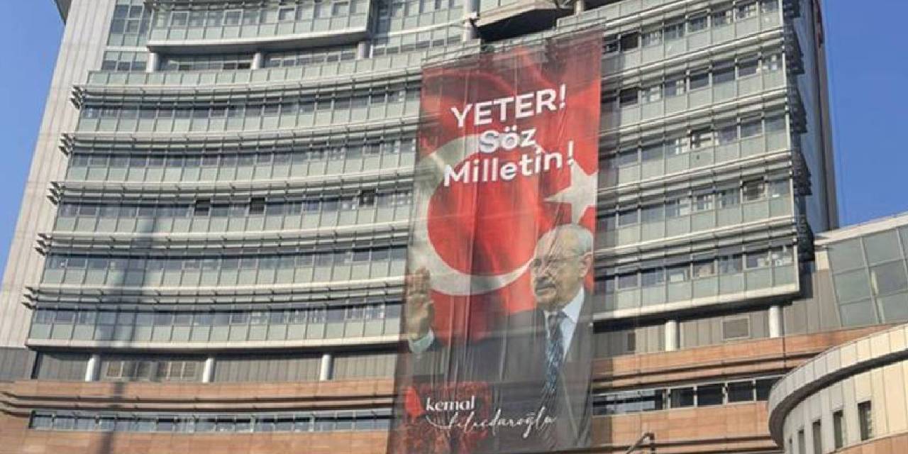 CHP Genel Merkezi'ne 'Yeter, söz milletin' afişi asıldı