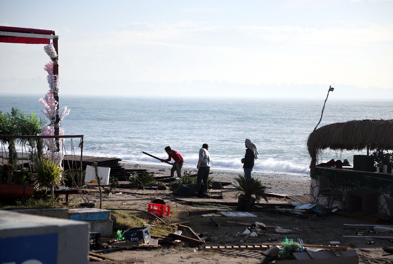 Antalya'da fırtına sonrası sahilde temizlik