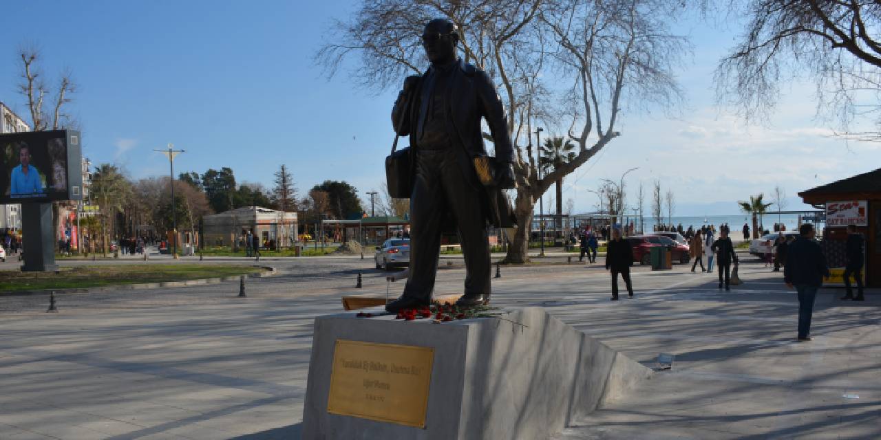 Sinop'ta adliye sarayı önündeki heykelin hikayesi: Uğur Mumcu adalet arıyor