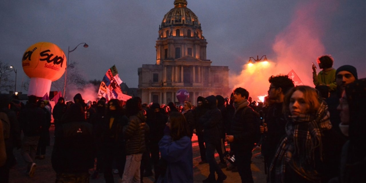 Fransa'da halk emeklilik reformuna karşı sokakta: 30 gözaltı