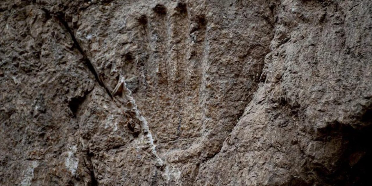 Kudüs'teki 1000 yıllık hendek duvarında gizemli bir el izi bulundu