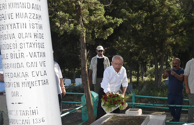 CHP lideri Kılıçdaroğlu, Kuvayı Milliye kahramanı Yahya Kaptan'ın mezarını ziyaret etti