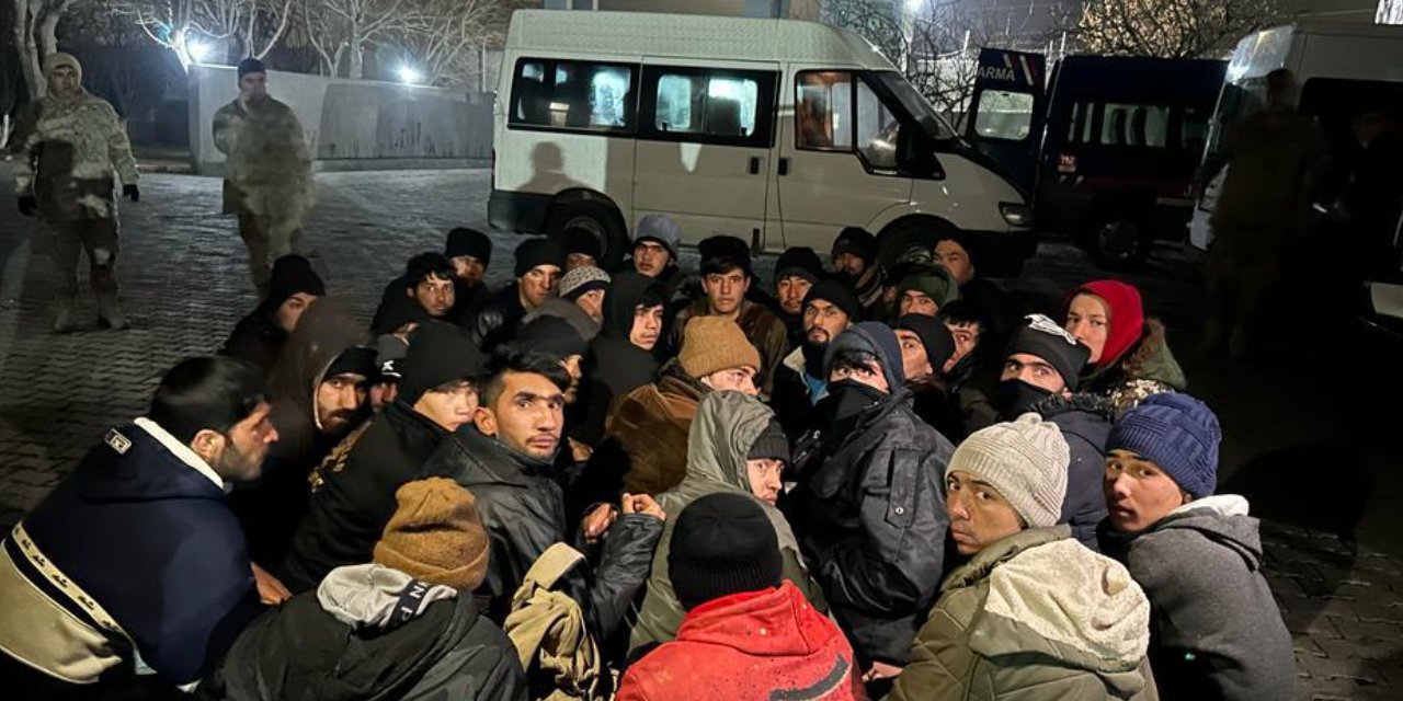 15 kişilik minibüsten 35 kaçak göçmen çıktı