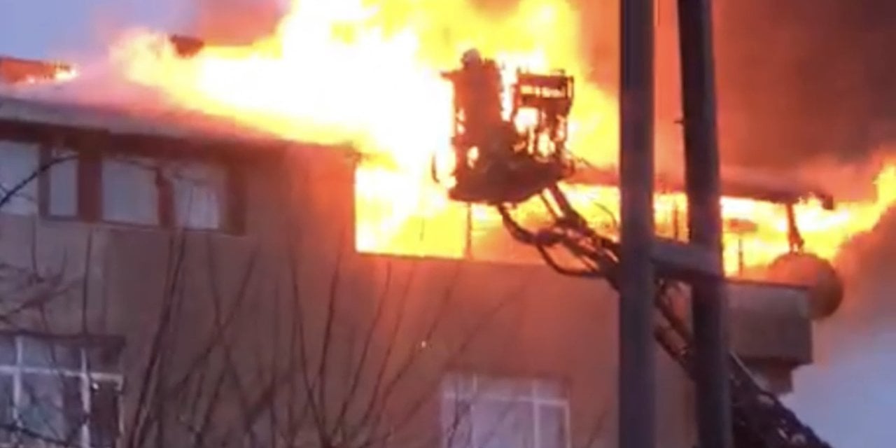 Pendik'te bir binanın çatısı alev alev yandı