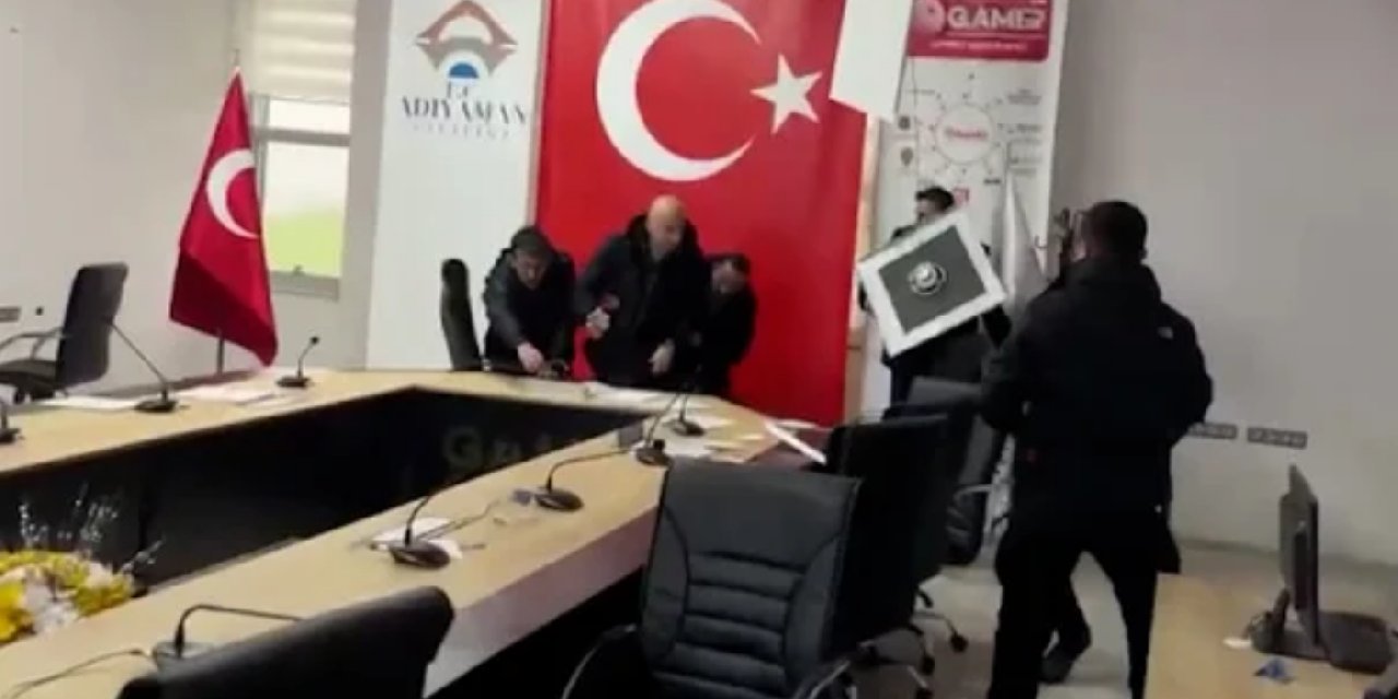 Bakan Karaismailoğlu canlı yayında depreme yakalandı