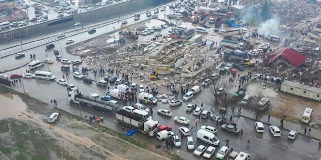 Tipi deprem bölgesine giden karayolunu kapattı